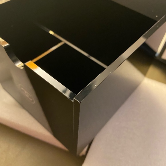 2021 Chanel ❤️Beauty and Qtip storage., lid covers and keeps interior sanitary - Picture 3 of 4